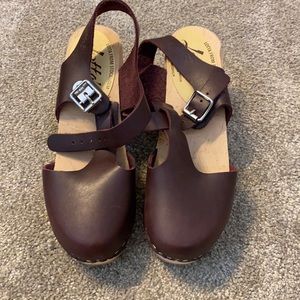 Lotta’s high Aubergine t-strap clogs